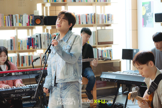 LG유플러스의 콘텐츠 전문 스튜디오 STUDIO X+U가 음악 콘텐츠 '타이니 데스크 코리아'를 관객과 함께하는 콘서트 형태로 새롭게 단장해 공개하며 콘텐츠 라인업 강화에 나선다. '타이니 데스크 코리아 2024' 이무진편 촬영 스틸컷. LU+ 제공